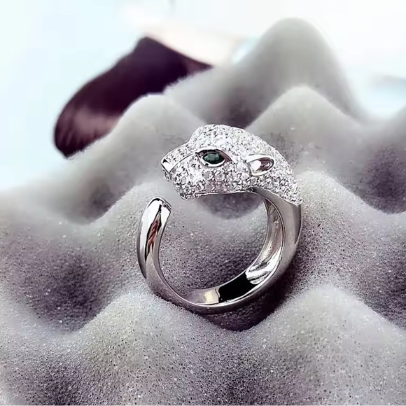 Elegant Silver Panther Ring with Green Accents - Picture 5 of 6